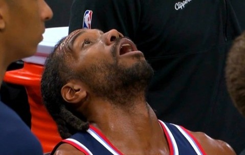 网页版登录入口-单核累坏了！小卡被打到眼睛 坐在替补席看球馆上方大屏幕回放